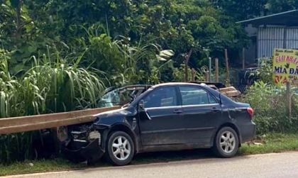 Ảnh TNGT: Tài xế thoát chết thần kì khi Toyota Altis đâm vào hộ lan, xuyên tung nóc xe